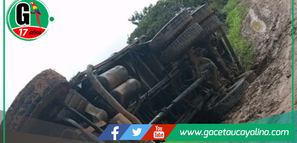 Volcadura de camión cargado con arroz en Campo Verde.