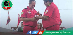 Alcalde Mendoza recibe reconocimiento por apoyo a bomberos en Atalaya