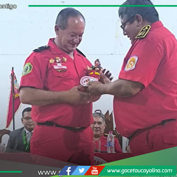 Alcalde Mendoza recibe reconocimiento por apoyo a bomberos en Atalaya
