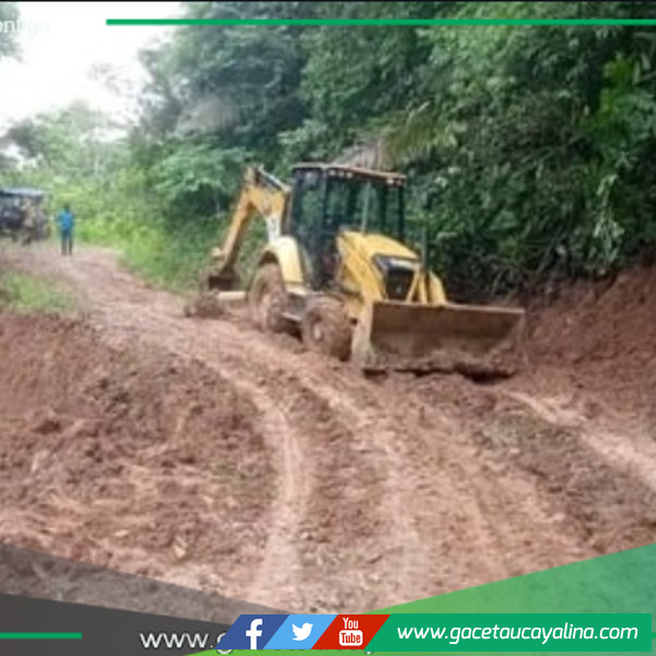 Limpieza de lodo en carretera de Santa Elenita.
