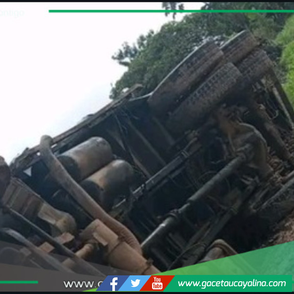 Volcadura de camión cargado con arroz en Campo Verde.