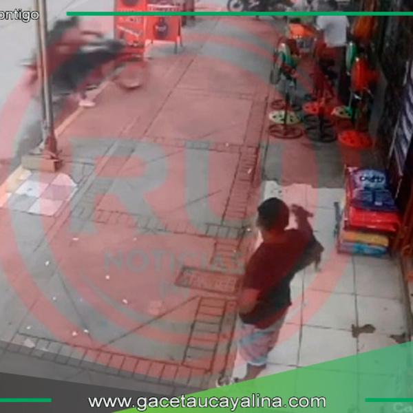  Motocicleta termina dentro de un negocio en Pucallpa