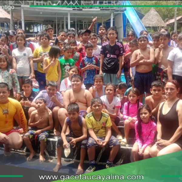 Nuestra policía de Campo Verde junto a los niños y niñas de nuestro distrito.