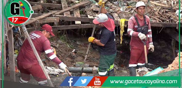 Municipalidad descolmata caño natural en Jr. Miguel Grau en Pucallpa