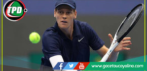 Sinner aplasta a Tsitsipás y avanza confiado en el Six Kings