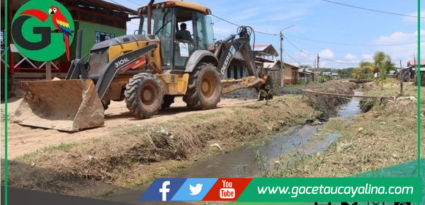Municipalidad de Ucayali limpia caño natural en pasaje Moisés Rengifo
