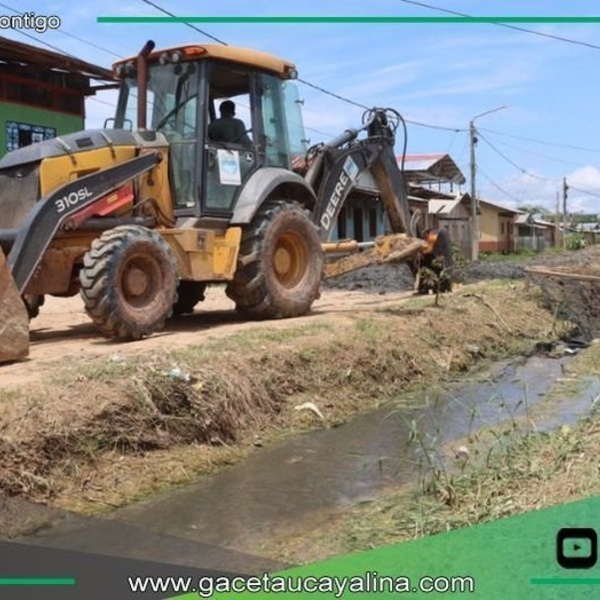 Municipalidad de Ucayali limpia caño natural en pasaje Moisés Rengifo