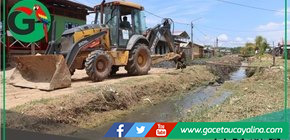 Municipalidad de Ucayali limpia caño natural en pasaje Moisés Rengifo