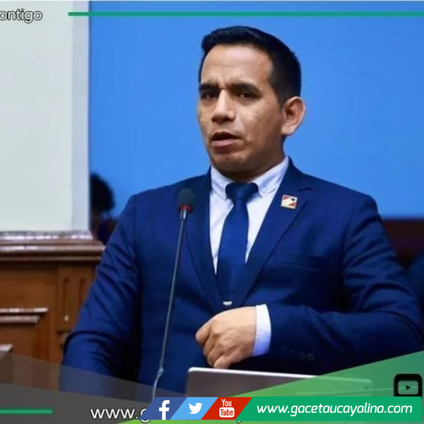 Asesor de Lucinda Vásquez fue grabado cortándole las uñas