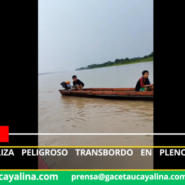 Familia realiza peligroso transbordo en pleno río Ucayali amazónico