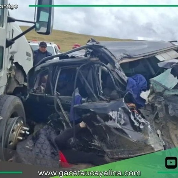 Dos personas mueren en violento choque entre camioneta y tráiler en Pasco