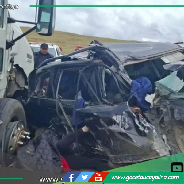 Dos personas mueren en violento choque entre camioneta y tráiler en Pasco