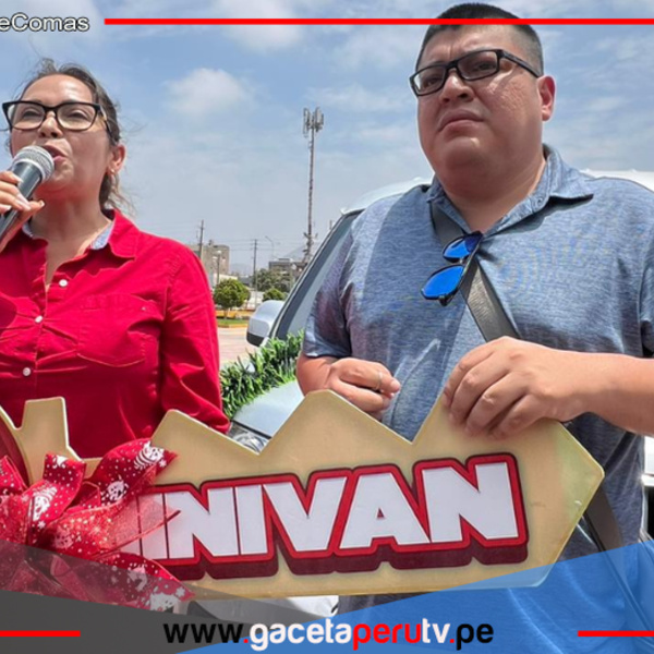 Alcaldesa de Comas Mónica Acuña entrega minivan cero kilómetros a vecino puntual