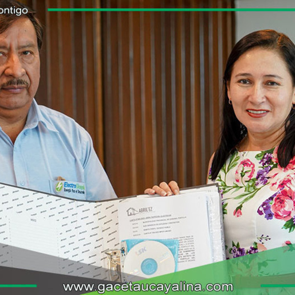 Janet Castagne entrega proyecto de electrificación a Electro Ucayali