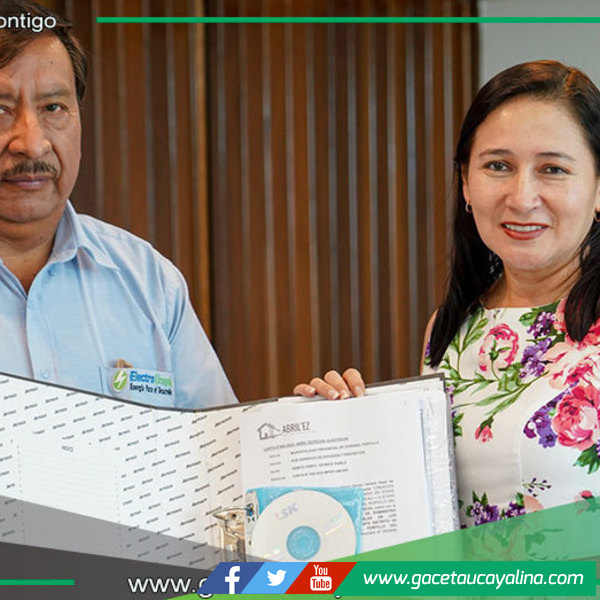 Janet Castagne entrega proyecto de electrificación a Electro Ucayali
