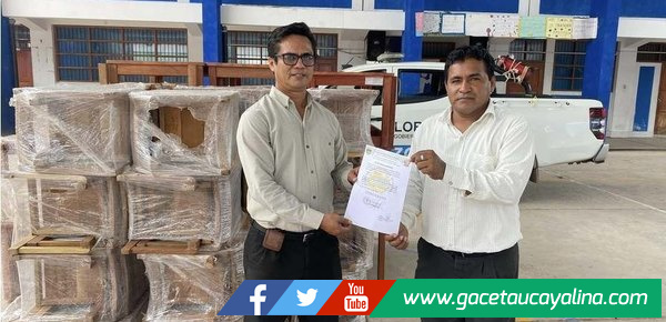 Alcalde de Ucayali entrega mobiliario a colegio en Contamana