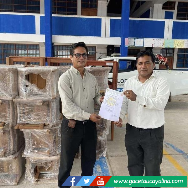 Alcalde de Ucayali entrega mobiliario a colegio en Contamana
