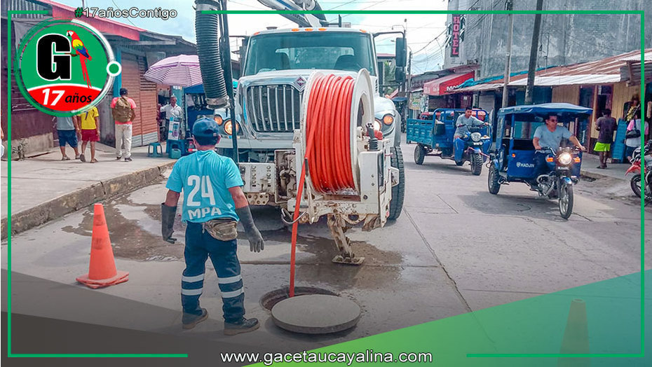 Municipalidad limpia matriz de desagüe en Jr. Urubamba