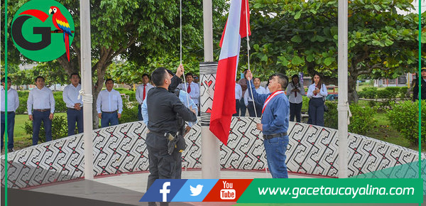 Sepahua conmemora jornada cívica con izamiento y escarapelas