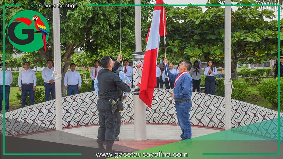 Sepahua conmemora jornada cívica con izamiento y escarapelas