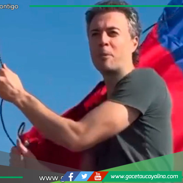 Daniel Quintero iza bandera colombiana en isla peruana disputada