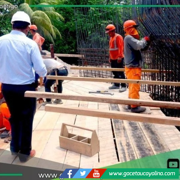 Alcalde supervisa avance de obra vial que transformará Contamana