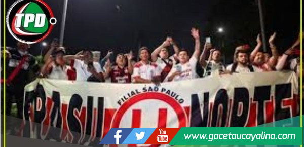 Universitario recibe multitudinario banderazo de sus hinchas en Arequipa