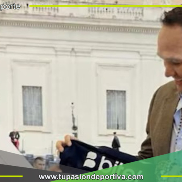 El papa León XIV luce orgulloso la camiseta de Alianza