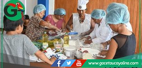 Adultos mayores enseñan a jóvenes elaboración de rosquillas amazónicas