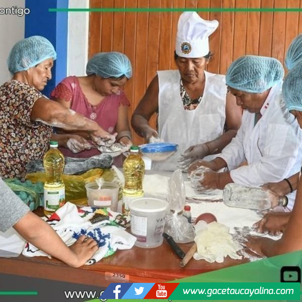 Adultos mayores enseñan a jóvenes elaboración de rosquillas amazónicas