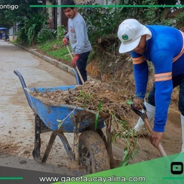 Municipalidad de Contamana limpia cunetas para prevenir inundaciones urbanas