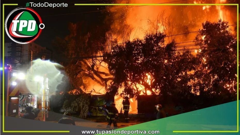 Banderazo de Universidad de Chile ocasiona incendio previo al duelo ante Alianza